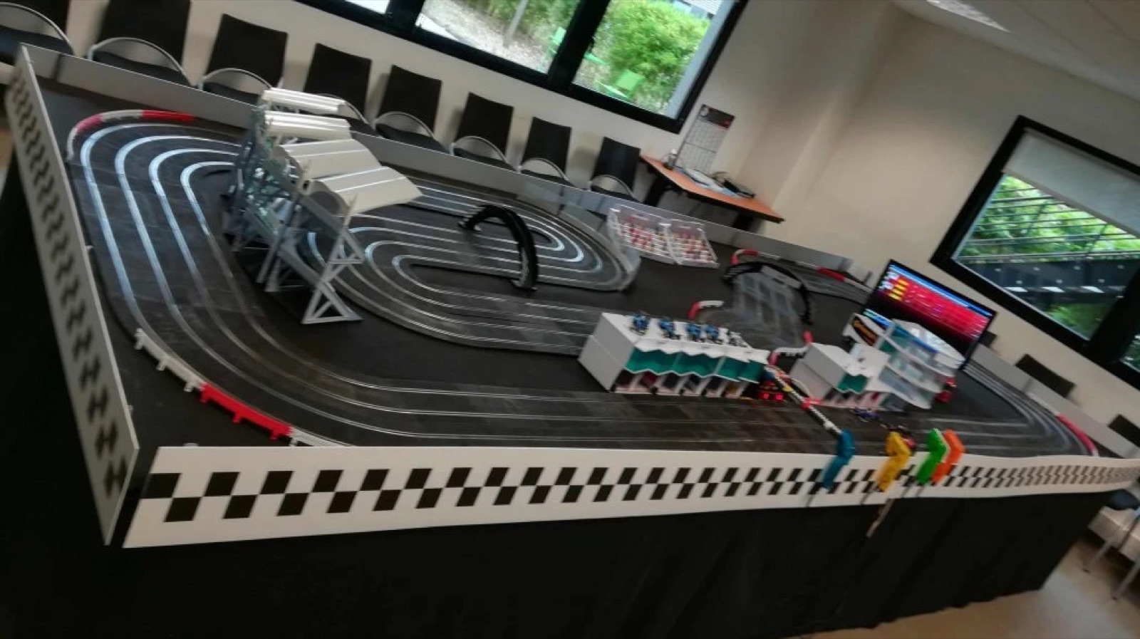 Circuit Slot Racing personnalisé aux couleurs de l'entreprise